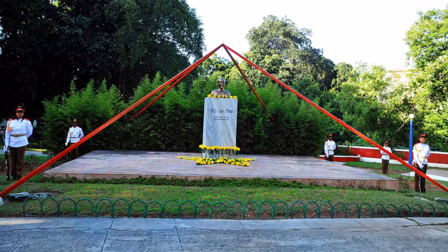 Tượng đài Hồ Chí Minh tại Thủ đô Havana - Cuba, được hoàn thành vào dịp kỷ niệm 113 năm ngày sinh Chủ tịch Hồ Chí Minh - 19/5/2003. Tượng đài được đặt trong công viên Hòa bình (nay được đổi tên thành công viên Hồ Chí Minh). Ảnh: Vũ Hà.
