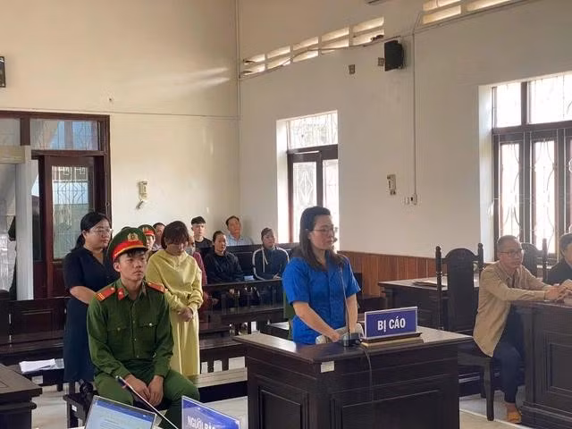 Bị cáo Phạm Thị Luyên bị xét xử về tội lừa đảo chiếm đoạt tài sản; sử dụng con dấu hoặc tài liệu giả của cơ quan, tổ chức