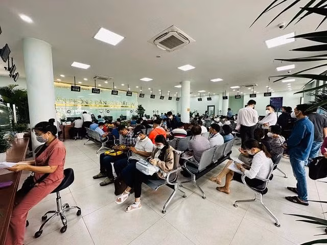 Người dân làm thủ tục đất đai tại Chi nhánh Văn phòng đăng ký đất đai TP.Thủ Đức (TP.HCM)