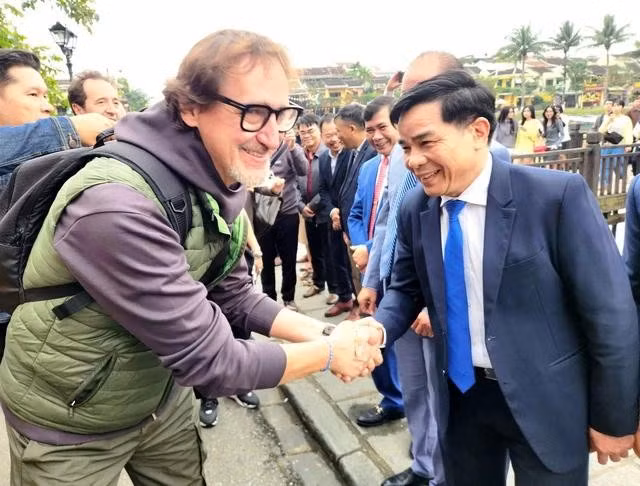 Chủ tịch UBND tỉnh Quảng Nam ông Lê Văn Dũng bắt tay chào đón đoàn du khách Ý xông đất Hội An