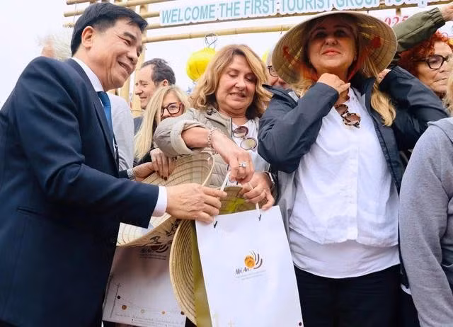 Ông Lê Văn Dũng tặng quà cho đoàn du khách