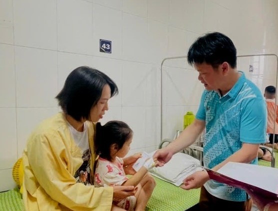 Lãnh đạo TP Cao Bằng thăm hỏi các bé đang điều trị tại bệnh viện. Ảnh: Theo Báo Cao Bằng Lãnh đạo TP Cao Bằng thăm hỏi các bé đang điều trị tại bệnh viện. Ảnh: Theo Báo Cao Bằng