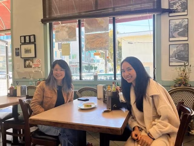 Khuyên (phải) trong một lần gặp chị Huyền Chip