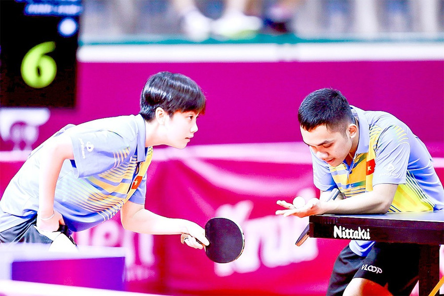 Hai tay vợt Đinh Anh Hoàng và Trần Mai Ngọc thi đấu trận chung kết đôi nam nữ tại SEA Games 32. Ảnh: DŨNG PHƯƠNG Hai tay vợt Đinh Anh Hoàng và Trần Mai Ngọc thi đấu trận chung kết đôi nam nữ tại SEA Games 32. Ảnh: DŨNG PHƯƠNG