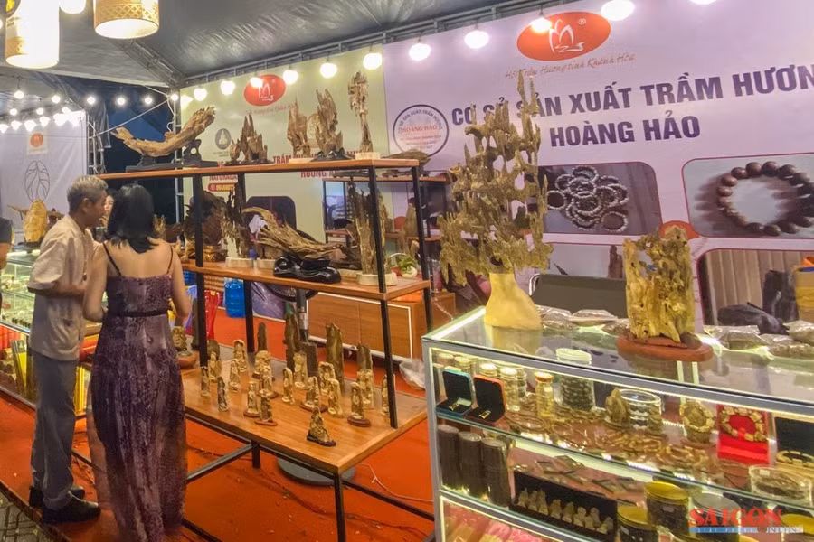 Một gian hàng trầm hương tại chương trình. Ảnh: HIẾU GIANG