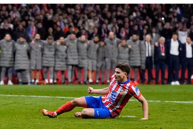 Alvarez chạm bóng hai lần ở lượt sút luân lưu của mình. (Nguồn: AP)