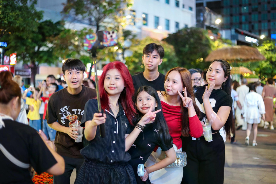 Các bạn trẻ hào hứng check-in tết với đường hoa