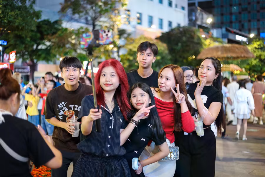 Các bạn trẻ hào hứng check-in tết với đường hoa