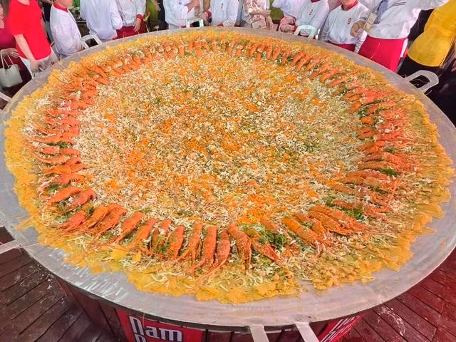 Chiếc bánh xèo có đường kính 3 m, chu vi 9 m, nhân bánh có 100 con tôm hùm Nha Trang