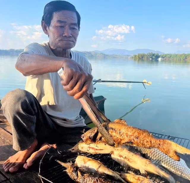Ông Lê Văn Tường, cư dân lớn tuổi nhất ở làng chài, mong muốn có giấy tờ đầy đủ để có thể mua đất, xây nhà trên bờ