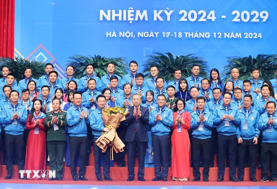 Tổng Bí thư Tô Lâm tặng hoa chúc mừng Ủy ban Trung ương Hội Liên hiệp Thanh niên Việt Nam khóa 9, nhiệm kỳ 2024-2029. (Ảnh: Thống Nhất/TTXVN)