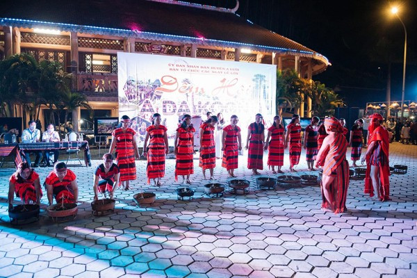 Chợ phiên vùng cao A Lưới không chỉ là nơi buôn bán hàng hóa, mà còn là nơi bảo tồn văn hóa các dân tộc thiểu số tại địa phương. Chợ phiên vùng cao A Lưới không chỉ là nơi buôn bán hàng hóa, mà còn là nơi bảo tồn văn hóa các dân tộc thiểu số tại địa phương.