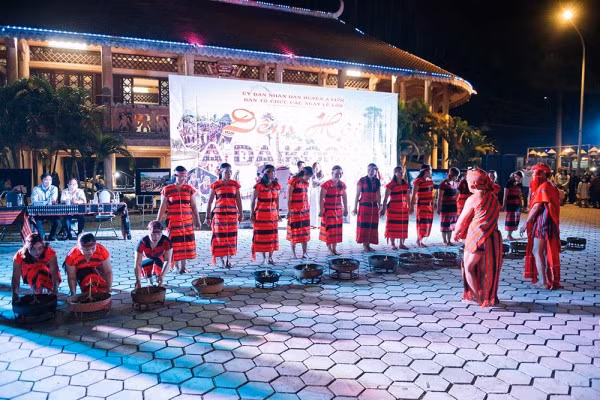 Chợ phiên vùng cao A Lưới không chỉ là nơi buôn bán hàng hóa, mà còn là nơi bảo tồn văn hóa các dân tộc thiểu số tại địa phương.