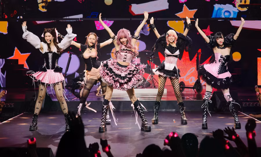 Phạm Quỳnh Anh cùng đồng đội trình diễn ở công diễn 4 Chị đẹp đạp gió