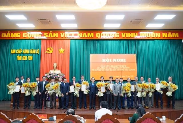 Tỉnh ủy Kon Tum trao quyết định nghỉ hưu cho 17 cán bộ là giám đốc, phó giám đốc sở, trưởng, phó trưởng ban cấp tỉnh