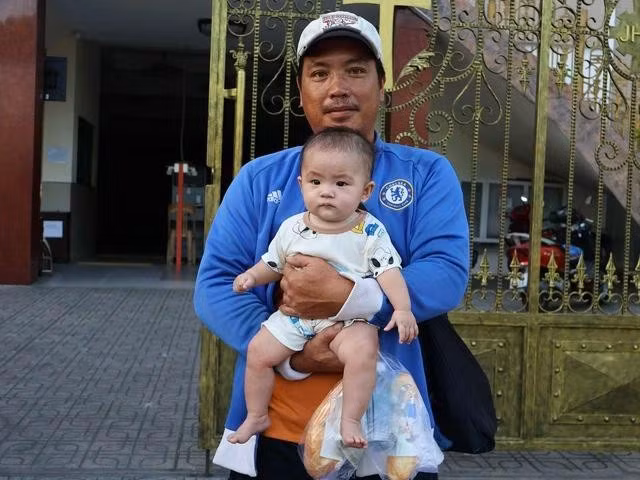 Anh Sang ôm con từ Đồng Tháp lên thành phố chữa bệnh