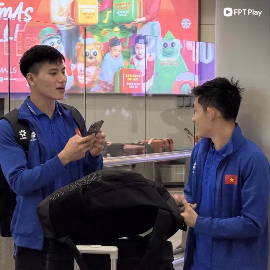 Thanh Bình trò chuyện với Hai Long tại sân bay