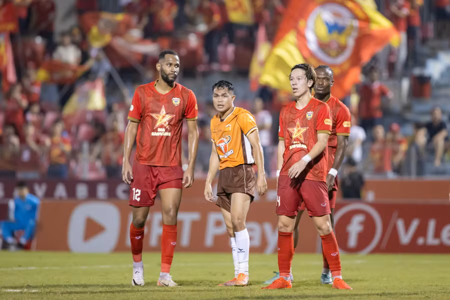 Cầu thủ Việt kiều Viktor Lê (bìa phải) ghi bàn duy nhất giúp CLB Hà Tĩnh lên nhì bảng