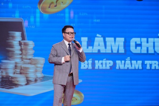 Hình ảnh Mr Hunter chia sẻ các "bí kíp" đầu tư. Hình ảnh Mr Hunter chia sẻ các "bí kíp" đầu tư.