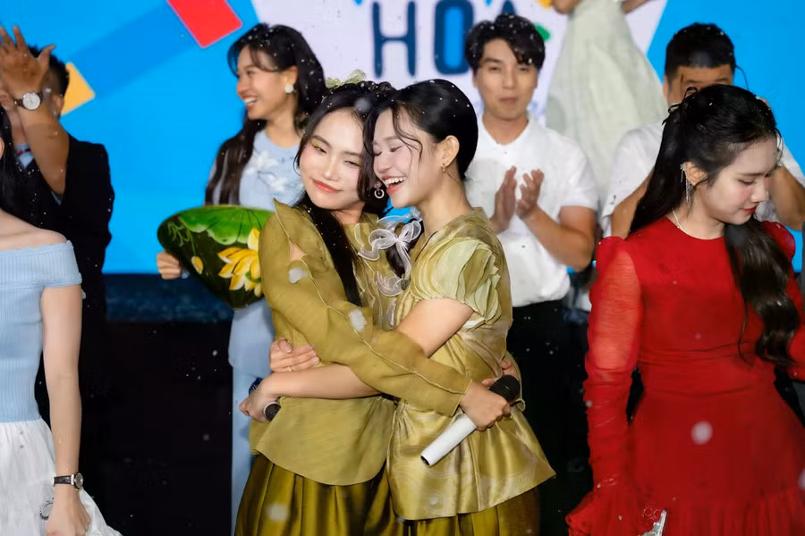 Trên trang cá nhân, Phương Mỹ Chi chia sẻ khoảnh khắc đứng chung sân khấu cùng nữ chính Kính vạn hoa phiên bản điện ảnh. Được biết cả hai trở nên thân thiết khi cùng thi Giọng hát Việt nhí 2013. Phương Mỹ Chi chia sẻ: “Tình bạn 10 năm. Thương bạn và mong khán giả cũng thương nữ diễn viên trẻ Phương Duyên”