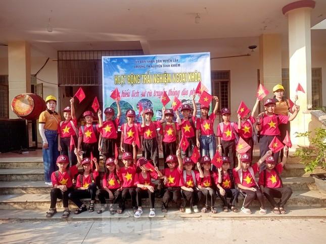 Mang trong tim ngọn lửa yêu nước, tự hào tiếp nối truyền thống cha ông, vững bước dựng xây tương lai Tổ quốc, các Liên đội và Đoàn các trường THPT trên địa bàn huyện Lắk tổ chức nhiều hoạt động ý nghĩa cho học sinh như: Xem phim tư liệu về ngày 30/4; vẽ tranh; thăm quan nhà đày Buôn Ma Thuột, dâng hoa tưởng niệm tại nghĩa trang liệt sĩ huyện. Mang trong tim ngọn lửa yêu nước, tự hào tiếp nối truyền thống cha ông, vững bước dựng xây tương lai Tổ quốc, các Liên đội và Đoàn các trường THPT trên địa bàn huyện Lắk tổ chức nhiều hoạt động ý nghĩa cho học sinh như: Xem phim tư liệu về ngày 30/4; vẽ tranh; thăm quan nhà đày Buôn Ma Thuột, dâng hoa tưởng niệm tại nghĩa trang liệt sĩ huyện.
