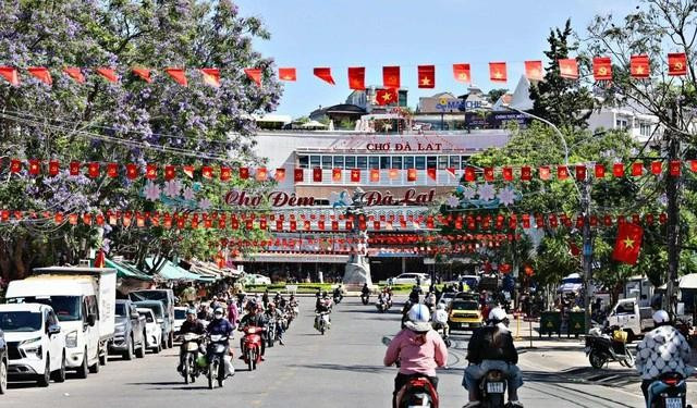 Đường vào chợ Đà Lạt rực rỡ cờ hoa Đường vào chợ Đà Lạt rực rỡ cờ hoa