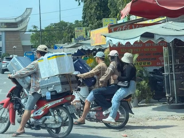 Xe ôm chở người đi vào cửa khẩu Mộc Bài, Tây Ninh