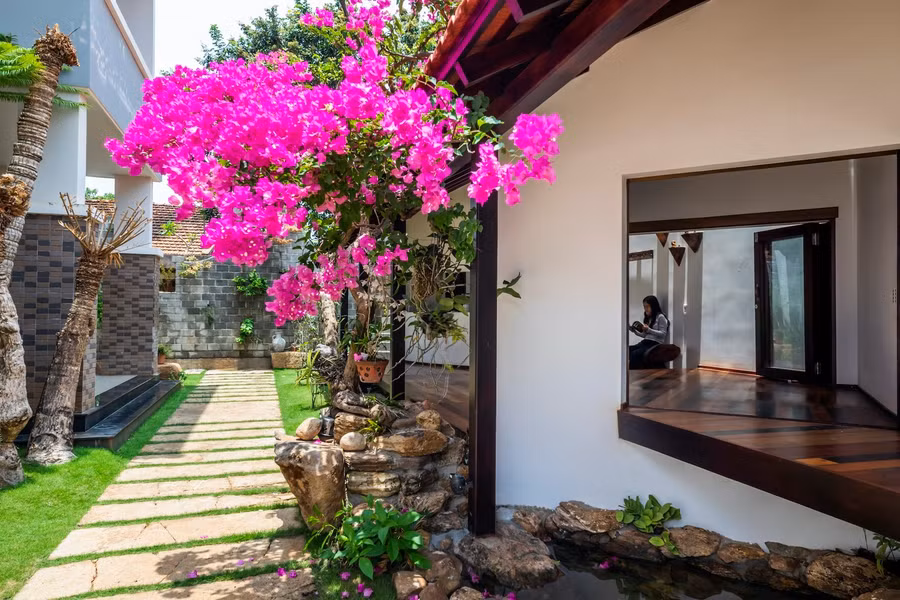 Hai khối chính là khối chức năng và khối đa năng không chỉ đảm nhiệm vai trò sử dụng cụ thể mà còn đóng vai trò kết nối trong tổng thể công trình. Hàng hiên như một không gian trung gian, làm mờ ranh giới trong - ngoài, thể hiện sự giao hòa giữa con người và thiên nhiên, giữa tĩnh và động.