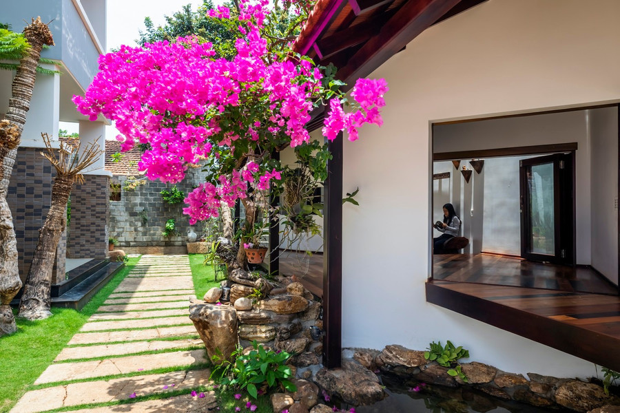 Hai khối chính là khối chức năng và khối đa năng không chỉ đảm nhiệm vai trò sử dụng cụ thể mà còn đóng vai trò kết nối trong tổng thể công trình. Hàng hiên như một không gian trung gian, làm mờ ranh giới trong - ngoài, thể hiện sự giao hòa giữa con người và thiên nhiên, giữa tĩnh và động. Hai khối chính là khối chức năng và khối đa năng không chỉ đảm nhiệm vai trò sử dụng cụ thể mà còn đóng vai trò kết nối trong tổng thể công trình. Hàng hiên như một không gian trung gian, làm mờ ranh giới trong - ngoài, thể hiện sự giao hòa giữa con người và thiên nhiên, giữa tĩnh và động.