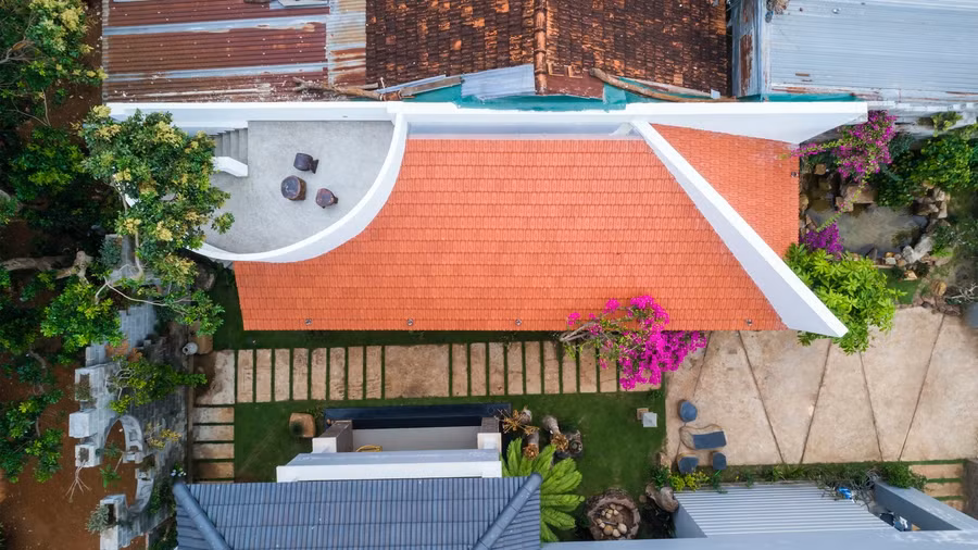 Các chi tiết kiến trúc thô mộc mà tinh tế tạo nên một không gian sống vừa gắn bó với truyền thống, vừa hòa nhịp với cảm quan hiện đại.