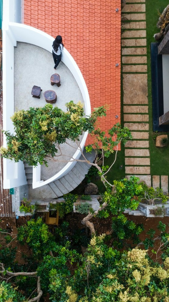 Những lớp mặt phẳng được sắp đặt khéo léo dẫn bước người xem lên cầu thang cong tạo điểm nhấn cho công trình. Những lớp mặt phẳng được sắp đặt khéo léo dẫn bước người xem lên cầu thang cong tạo điểm nhấn cho công trình.