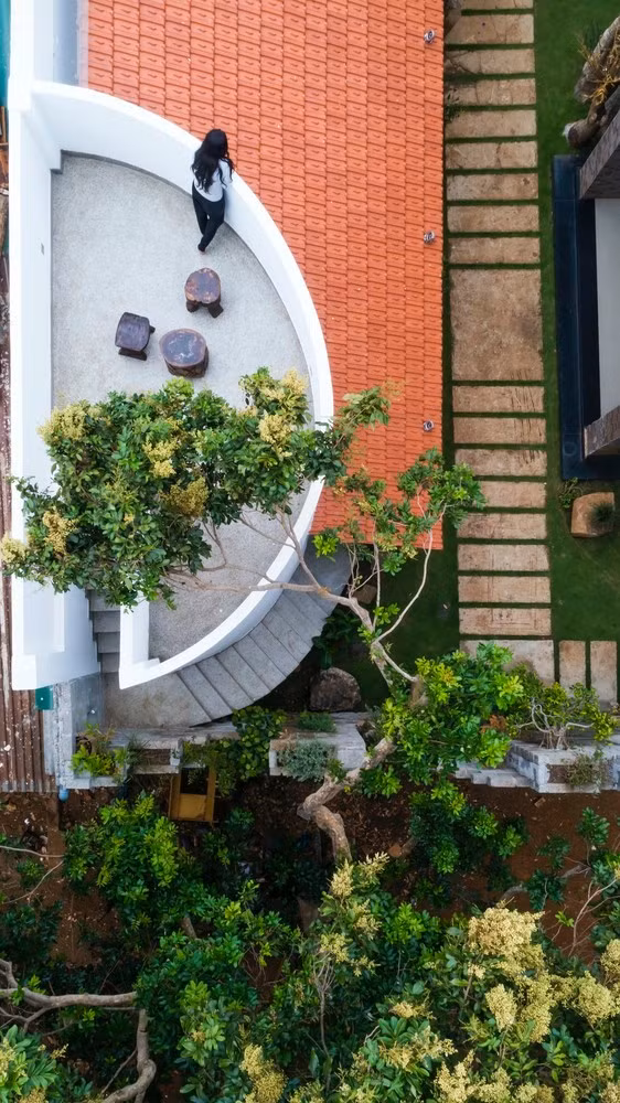 Những lớp mặt phẳng được sắp đặt khéo léo dẫn bước người xem lên cầu thang cong tạo điểm nhấn cho công trình.