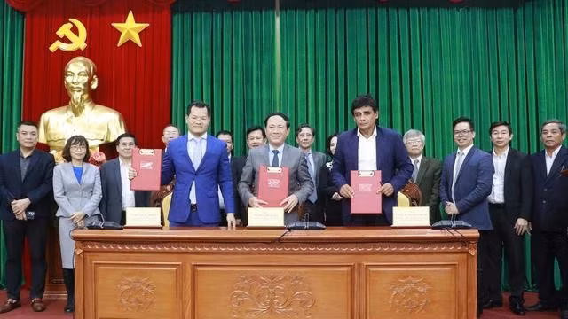 Đại diện UBND tỉnh Bình Định và Công ty CP Đô thị biển - siêu du thuyền Lạc Việt Palmer Johnson ký biên bản ghi nhớ về việc nghiên cứu, khảo sát dự án