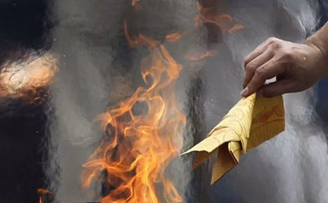 Theo các chuyên gia văn hóa, khi cúng ông Công ông Táo, gia chủ tuyệt đối không đốt tiền âm phủ. Ảnh Minh họa.