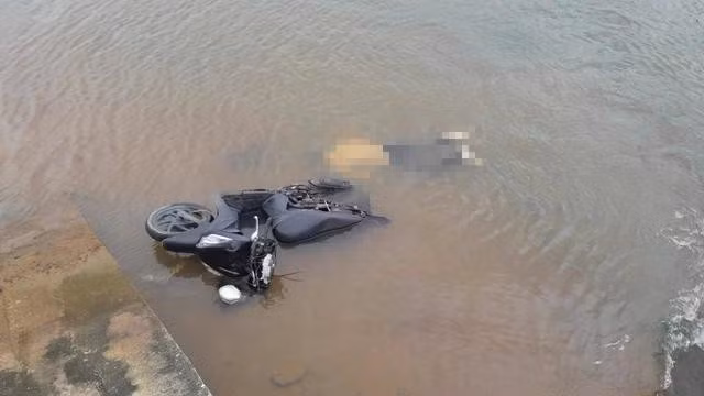 Thi thể người đàn ông và chiếc xe máy nằm dưới nước