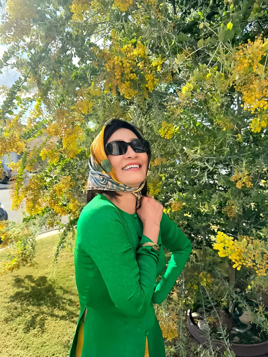 Nghệ sĩ Hồng Đào diện áo bà ba trẻ trung, khoe khoảnh khắc đón xuân ở Mỹ. 2024 được xem là một năm hoạt động sôi nổi của nữ nghệ sĩ khi góp mặt trong nhiều dự án phim như Linh miêu: Quỷ nhập tràng, Chị dâu hay sắp tới là Chốt đơn