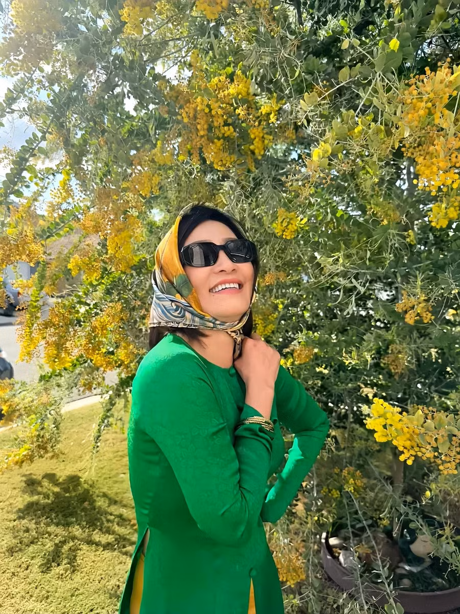 Nghệ sĩ Hồng Đào diện áo bà ba trẻ trung, khoe khoảnh khắc đón xuân ở Mỹ. 2024 được xem là một năm hoạt động sôi nổi của nữ nghệ sĩ khi góp mặt trong nhiều dự án phim như Linh miêu: Quỷ nhập tràng, Chị dâu hay sắp tới là Chốt đơn