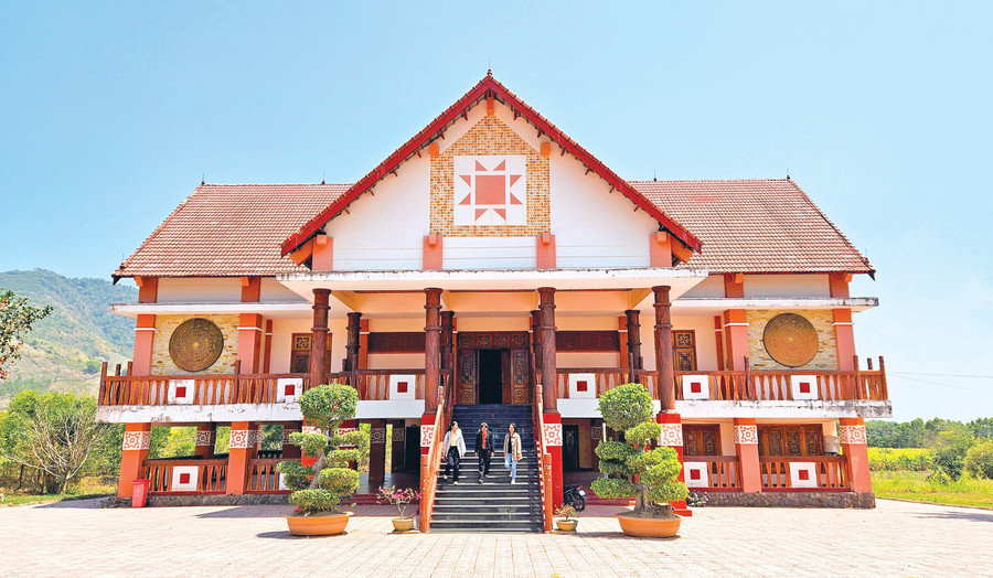 Nhà lưu niệm Anh hùng Núp (làng Stơr, xã Tơ Tung, huyện Kbang). Ảnh: Ngọc Duy 11-4033.jpg