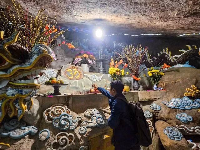 Du khách đến chùa Hang thắp hương cầu bình an