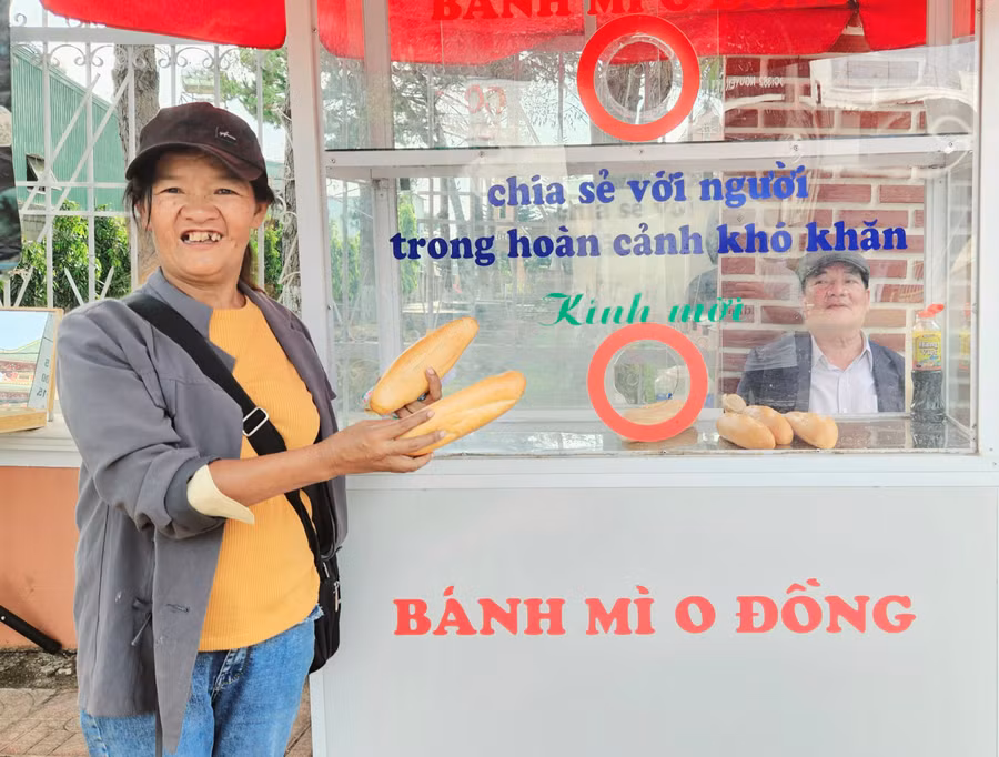 chi-le-thi-kim-tho-to-13-phuong-hoi-phu-tp-pleiku-la-nguoi-thuong-xuyen-ghe-den-nhan-banh-mi-vao-moi-sang-anh-ngoc-duy.jpg