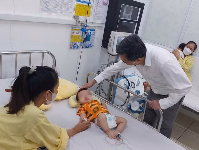 Thứ trưởng Bộ Y tế Trần Văn Thuấn thăm bệnh nhân sởi tại một cơ sở y tế ở Đà Nẵng