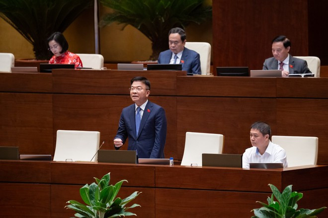 Phó Thủ tướng Chính phủ Lê Thành Long đã thay mặt Chính phủ báo cáo giải trình, làm rõ một số vấn đề lớn mà đại biểu Quốc hội quan tâm. (Ảnh: CTV/Vietnam+) Phó Thủ tướng Chính phủ Lê Thành Long đã thay mặt Chính phủ báo cáo giải trình, làm rõ một số vấn đề lớn mà đại biểu Quốc hội quan tâm. (Ảnh: CTV/Vietnam+)