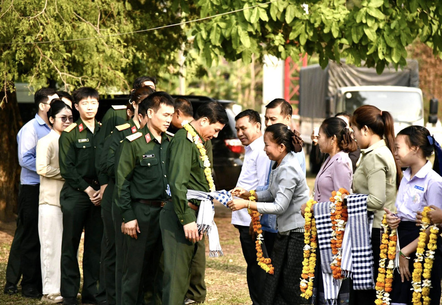 vun-dap-tinh-huu-nghi-viet-lao.jpg