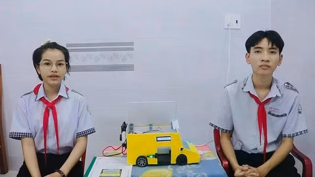 Hoàng Ngọc (trái) và Hoàng Bảo mất hơn một tháng để biến ý tưởng thành sản phẩm cụ thể