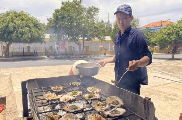 Hàu biển- món ăn đặc sản trên đảo Cồn Cỏ.