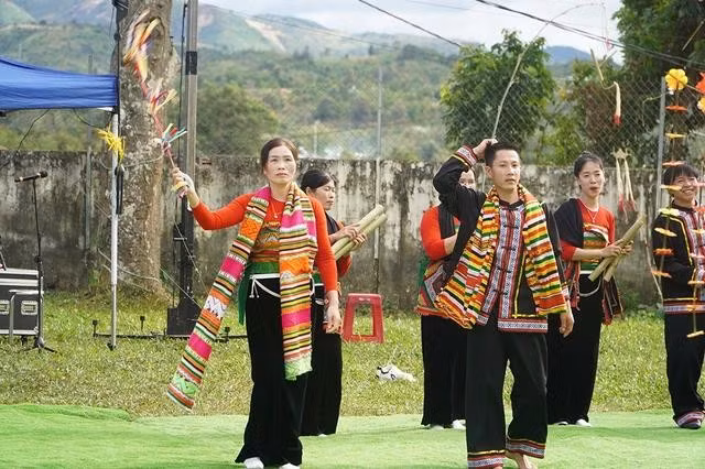 Nam thanh nữ tú tham gia trò chơi dân gian ném còn