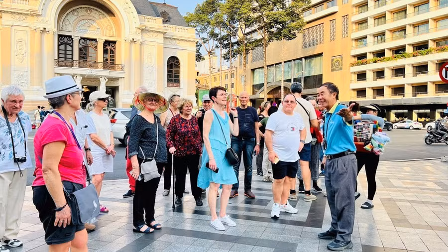 Khách quốc tế tham quan Nhà hát Thành phố. Ảnh: HÂN GIA