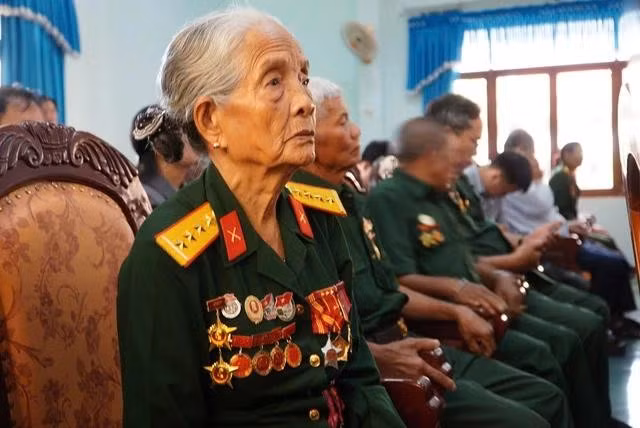 Những người lính từng xông pha trận mạc, giờ tóc đã pha sương, nhưng ký ức về những tháng năm khói lửa vẫn còn vẹn nguyên