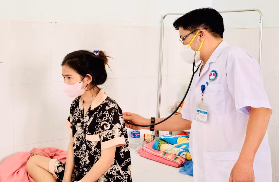 bac-si-tham-kham-benh-cho-chi-ksor-hlai-anh-nhu-nguyen.jpg