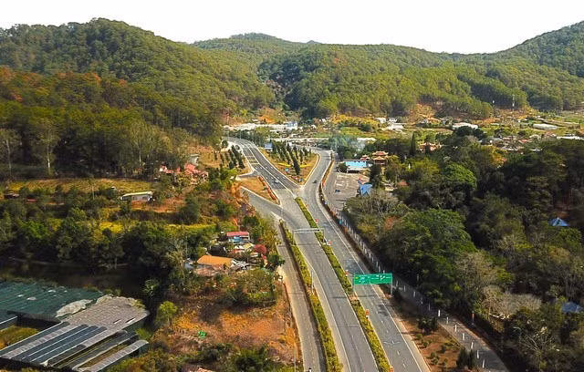 Đường tránh TP Đà Lạt dự kiến có điểm đầu ở chân đèo Prenn và điểm cuối là xã Xuân Thọ, khi hoàn thành sẽ giảm áp lực giao thông cho thành phố và tăng tiềm năng phát triển cho các xã vùng ven Đà Lạt.